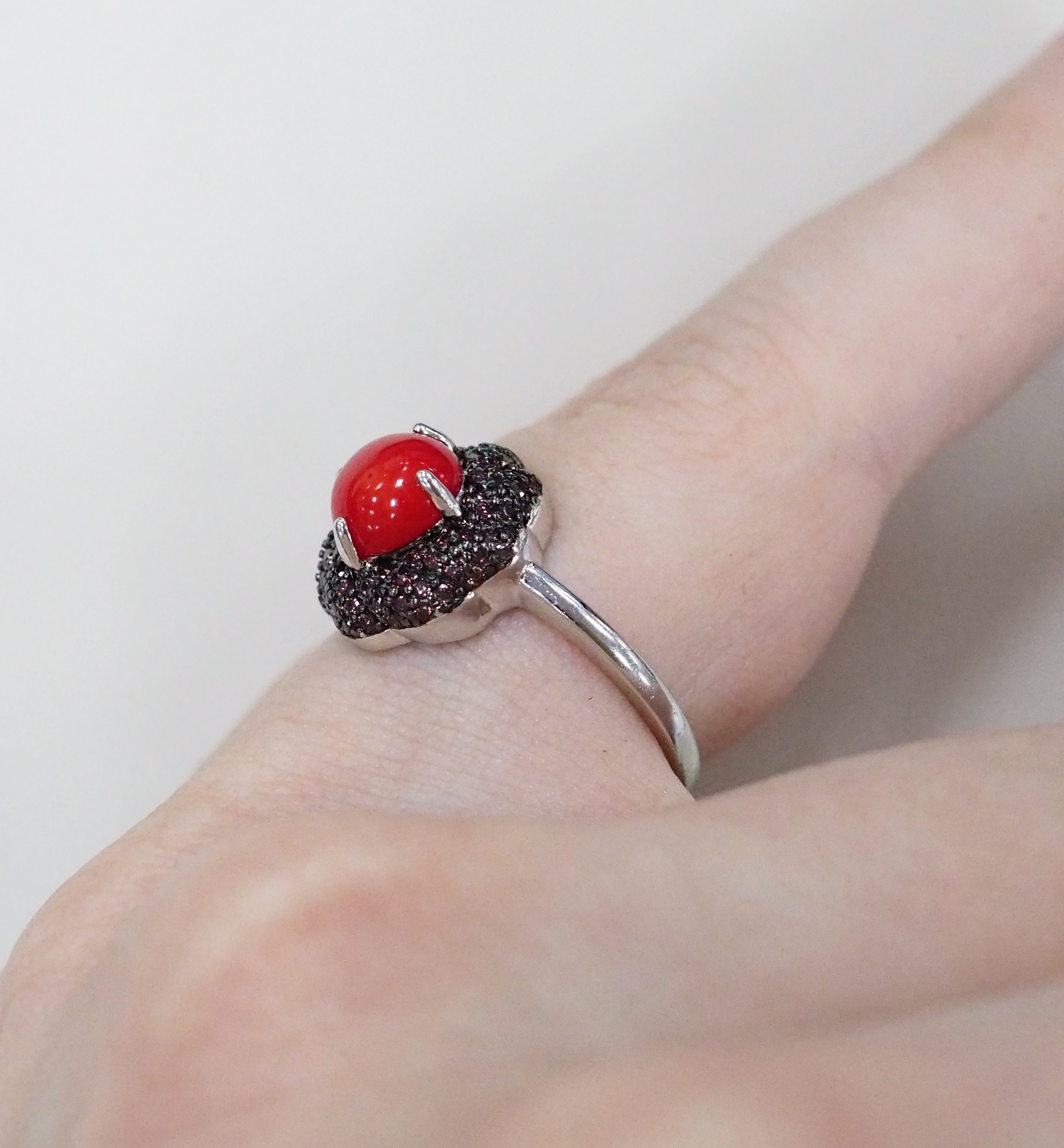 Серебряное кольцо с кораллом